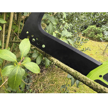 Akkubetriebene Astsäge beim Schneiden eines Astes.