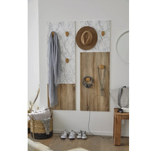 Wandgarderobe mit Haken, Schal, Hut und Kopfhörern in einem Flur