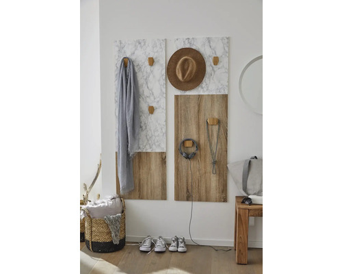 Flur mit Garderobenpaneelen, Hut, Kopfhörern, Schal und Korb