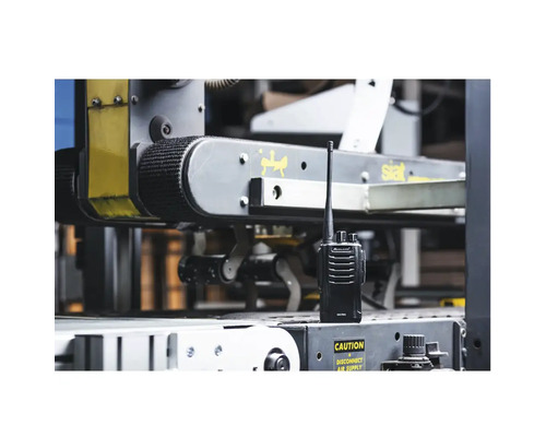 Funkgerät auf einer Werkbank