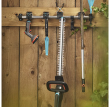 Gartengeräte an einer Gerätehalterung an einer Holzwand