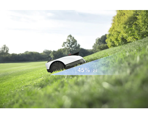 Rasenmähroboter auf einer Rasenfläche mit einer Steigung von 45 Prozent
