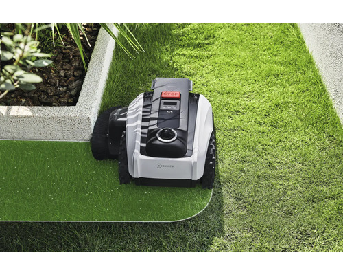 Rasenmähroboter bei der Rasenpflege in einem Garten.