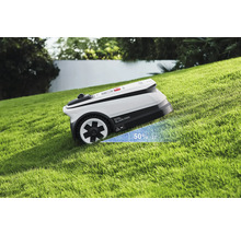 Rasenmähroboter auf einem Rasenhang mit 50 Prozent Steigung