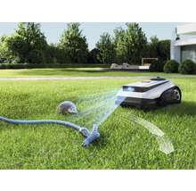 Rasenmähroboter auf einer Rasenfläche mit einem Gartenschlauch und einem Igel