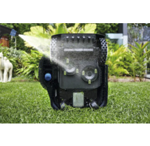 Rasenmähroboter wird mit Wasser gereinigt