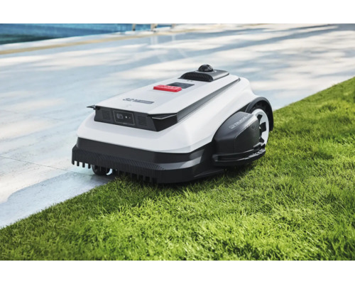 Automatischer Rasenmäher auf Rasen