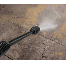 Hochdruckreiniger im Einsatz zum Reinigen von Steinplatten