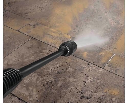 Hochdruckreiniger im Einsatz zum Reinigen von Steinplatten