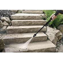 Reinigung einer Steintreppe mit einem Hochdruckreiniger.