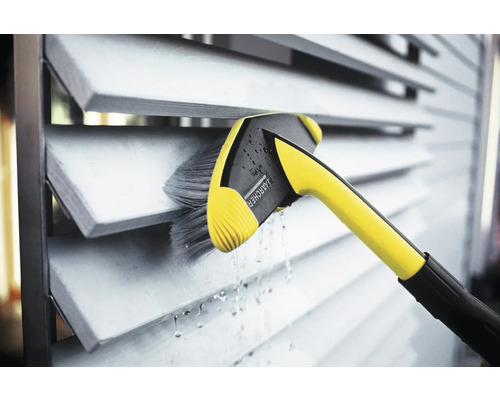 Kärcher Logo. Reinigung von Jalousien mit einer Bürste.