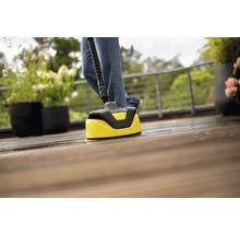 Terrassenreiniger im Einsatz auf einer Holzterrasse.