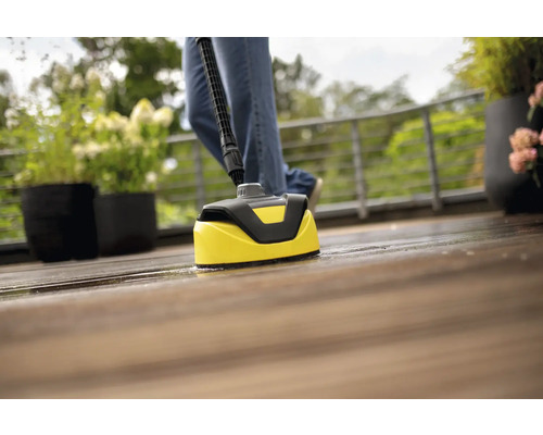 Terrassenreiniger im Einsatz auf einer Holzterrasse.