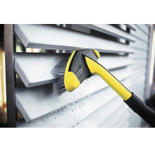 Kärcher Logo. Reinigung von Jalousien mit einer Bürste und Wasser.