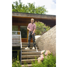 Mann reinigt eine Außentreppe mit einem Hochdruckreiniger.