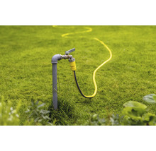 Garten mit Wasserhahn und Gartenschlauch