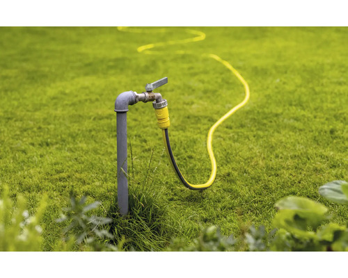 Garten mit Wasserhahn und Gartenschlauch