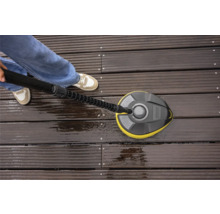 Anwendung des Kärcher Flächenreinigers auf einer Holzterrasse zur Reinigung