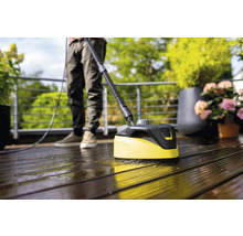 Terrassenreiniger im Einsatz auf einer Holzterrasse