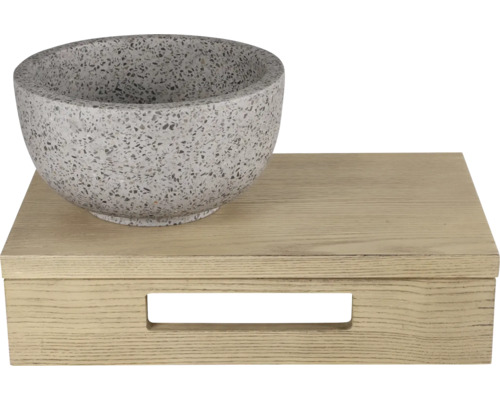 Dekoschale auf einer Holzbox