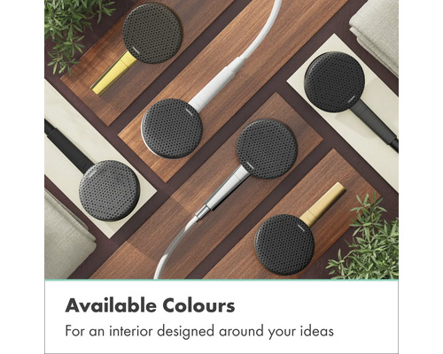 Mehrere Handbrausen mit verschiedenen Griffen auf Holz