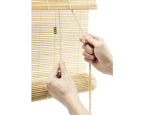 Bambusrollo mit Zugschnur in Bedienung