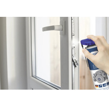 Anwendung von Schmiermittel auf einem Fensterbeschlag.