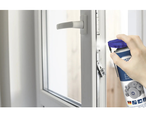 Anwendung von Schmiermittel auf einem Fensterbeschlag.