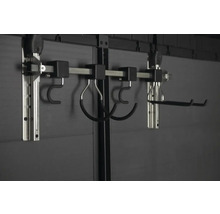 Wandbefestigungssystem mit verschiedenen Haken zur Aufbewahrung von Gegenständen