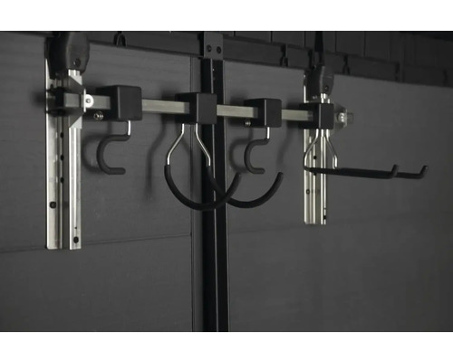 Wandbefestigungssystem mit verschiedenen Haken zur Aufbewahrung von Gegenständen