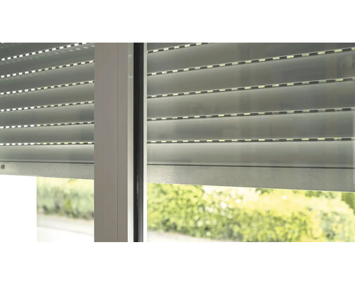 Detailaufnahme eines Rollladens am Fenster