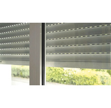 Detailansicht eines geschlossenen Rollladens an einem Fenster