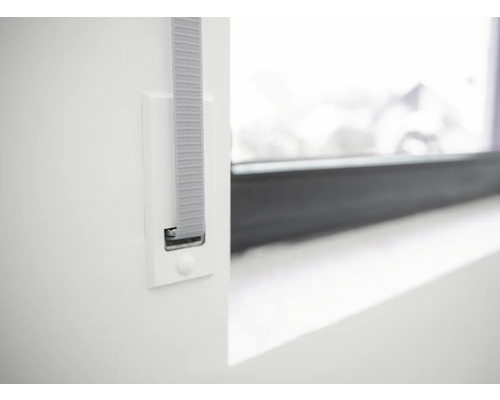 Rollladen Gurtwickler an einer Wand neben einem Fenster