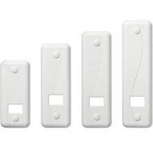 Vier weiße Fenstergriffe unterschiedlicher Größe