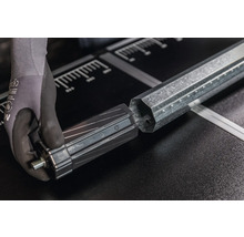 Rolladenwelle mit Adapter und Handschuh auf einem Tisch