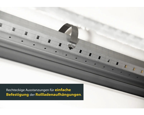 Rollladenkastenprofil mit rechteckigen Ausstanzungen zur Befestigung der Rollladenaufhängungen