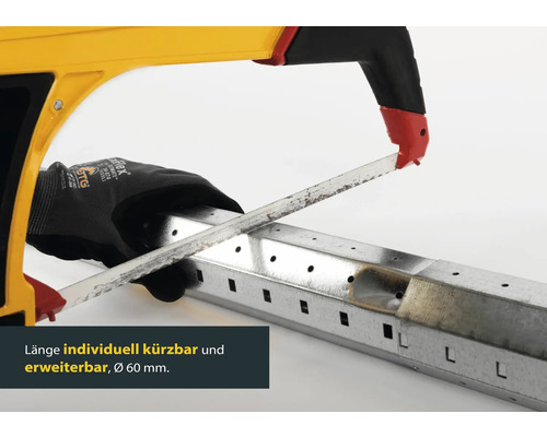 Metallprofil wird mit einer Metallsäge zugeschnitten