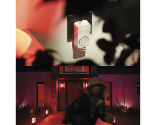 Bild einer Türklingel am Haus mit einer Person davor