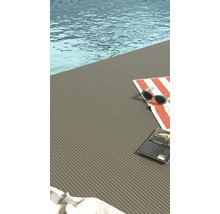 Poolterrasse aus gerillten Terrassendielen mit Handtuch, Sonnenbrille und Zeitschrift