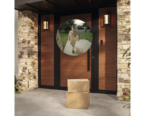 Haustür mit Türsprechanlage und Paketzusteller im Display