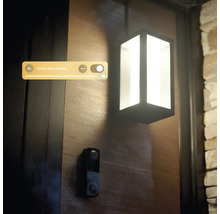 Szene mit einer Außenleuchte, einer Türklingel mit Kamera und einer Steuerung für die Beleuchtung der Haustür
