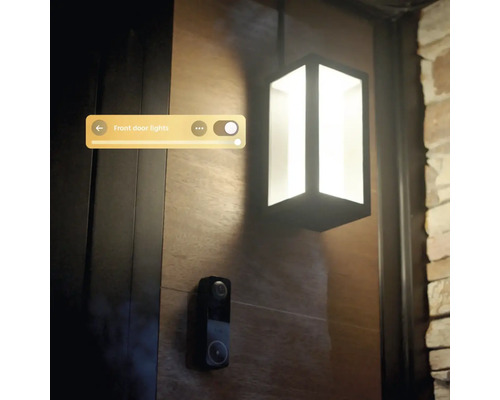 Szene mit einer Außenleuchte, einer Türklingel mit Kamera und einer Steuerung für die Beleuchtung der Haustür