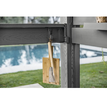 Bambus Schneidebrett und Grillbesteck hängen an einer Terrassenüberdachung