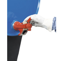 Ein Fass mit einem installierten Fasshahn wird von einer Hand mit Arbeitshandschuh bedient.