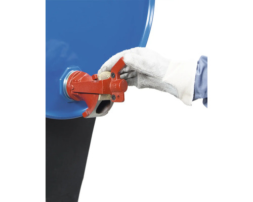 Ein Fass mit einem installierten Fasshahn wird von einer Hand mit Arbeitshandschuh bedient.