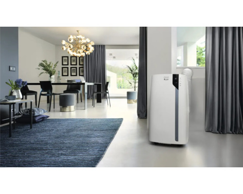 Wohnzimmer mit Teppich, Esstisch und mobilem Klimagerät