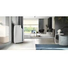 Mobiles Klimagerät in modernem Wohnraum mit Möbeln und Dekoration.