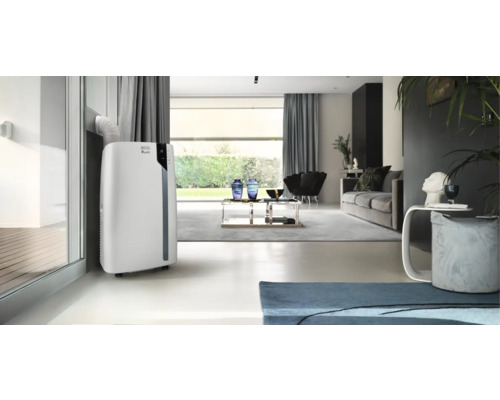 Mobiles Klimagerät in modernem Wohnraum mit Möbeln und Dekoration.