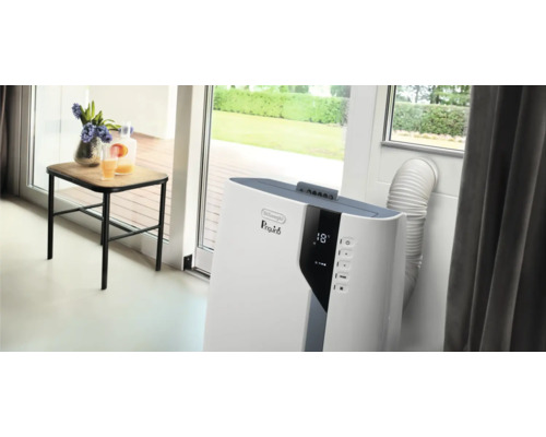 DeLonghi Pinguino Klimaanlage in einem hellen Raum mit Tisch und Blumen