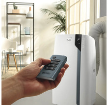 DeLonghi Klimagerät mit Fernbedienung in einem hellen Raum